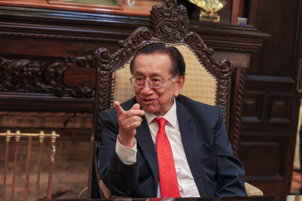 Asunción de mandatario interino en Perú desata polémica por antecedentes y declaraciones