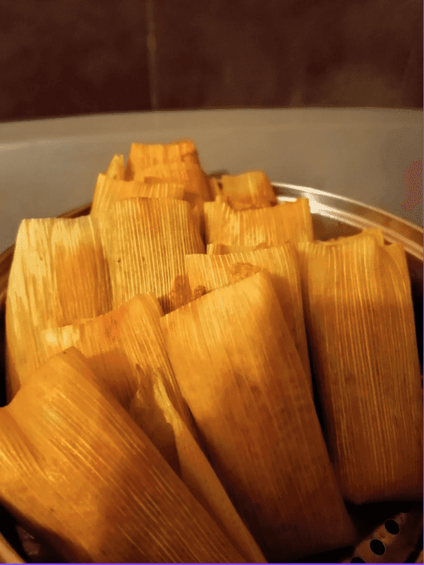 ¡QUE NO TE QUEDEN CRUDOS! El truco infalible para saber si un tamal ya está listo y evitar el oso con la familia